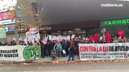 Manifestación de estudiantes contra Ayuso a las puertas de la Asamblea de Madrid: "¡La uni no se vende, se defiende!
