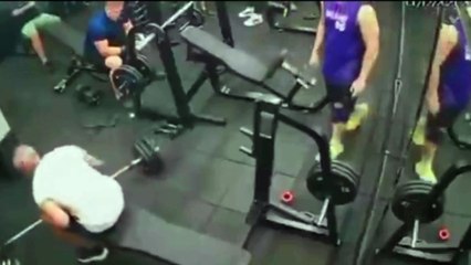 Homem morre em academia durante prática de supino; vídeo