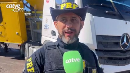 Caminhão sai da pista e interdita o Trevo Guarujá em Cascavel