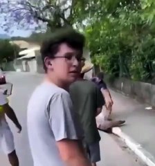 Morador "arrasta" jacaré pela cauda para tirá-lo da rua em Florianópolis e quase é mordido