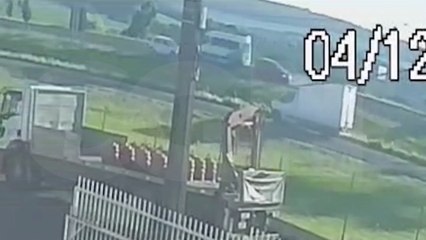 Câmera de segurança flagra saída de pista e tombamento de Renault Master na BR-369, em Cascavel