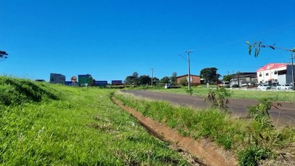 Renault Master sai da pista e tomba às margens da BR-369, em Cascavel
