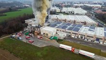 Incendio alla Roncalab di Lomagna: l'impressionante colonna di fumo dal capannone