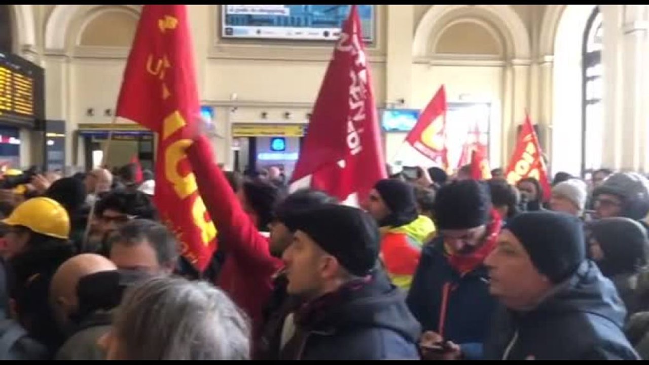 Ex Ilva, a Genova lavoratori occupano la stazione Brignole