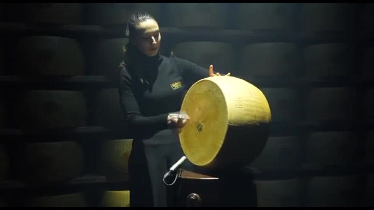 Parmigiano Reggiano: 4 milioni di forme e l'arte dei 24 battitori