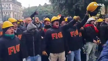 Genova: Tensioni a corteo ex Ilva, polizia usa lacrimogeni