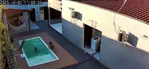 Pai evita tragédia ao salvar dois filhos de afogamento; câmera de segurança registra a cena