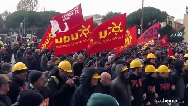 Ex Ilva, a Genova lavoratori occupano la stazione Brignole
