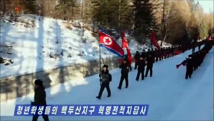 Caravana dos jovens estudantes pelos locais de batalha revolucionária da zona do monte Paektu