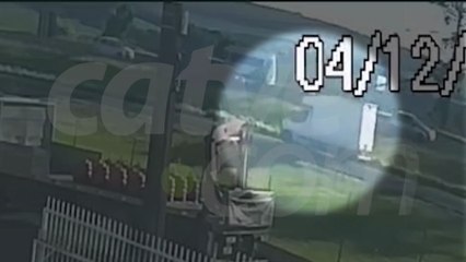 Câmera flagra saída de pista e tombamento de caminhão na BR-369, em Cascavel