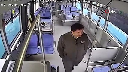 Yaşlı adamın otobüste unuttuğu içinde 4 bin euro olan çantanın başında adeta nöbet tuttu