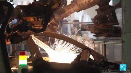 Las 'fábricas oscuras' de China: cientos de robots producen más de mil autos eléctricos al día