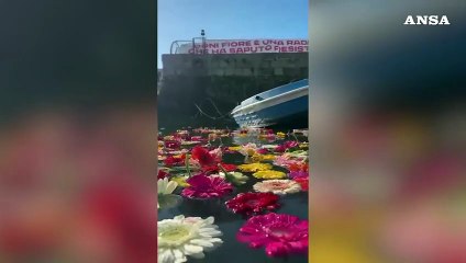 Mille fiori in darsena Pozzuoli, sono simbolo della lotta al bradisismo