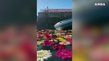 Mille fiori in darsena Pozzuoli, sono simbolo della lotta al bradisismo