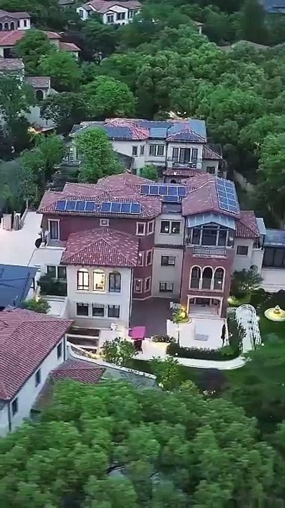 She humiliated him again and again—then left. Now he’s madly searching the world for her - Drama Chinese