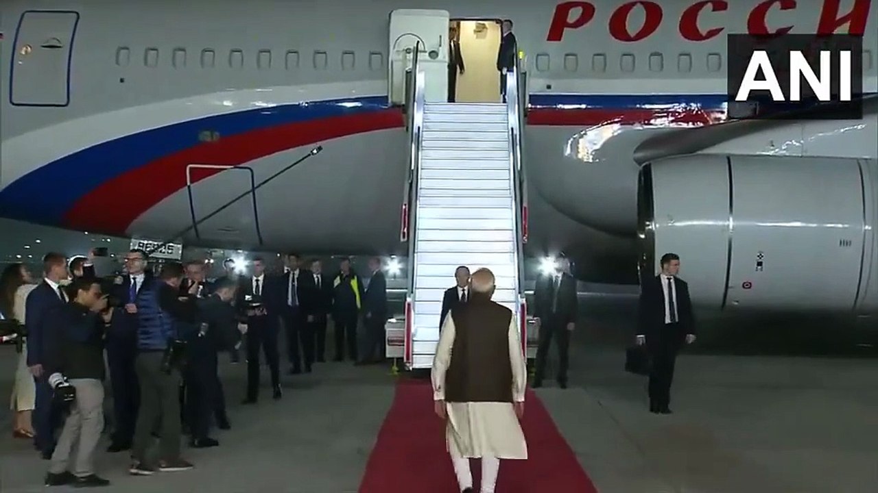 Modi welcomes Putin in New Delhi
