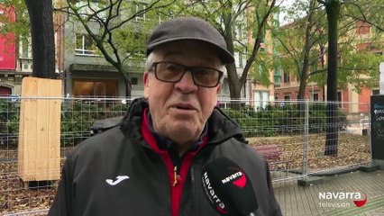 Expectación en Sarasate con el traslado de las estatuas