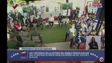 El 'show' de Maduro cantando en inglés en un evento público