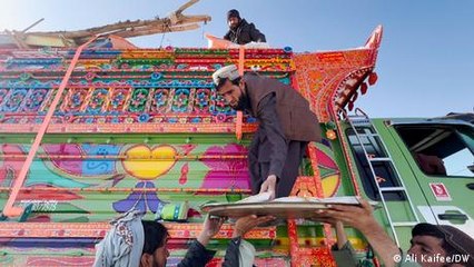 Pakistan: Volunteers step forward to help Afghan refugees