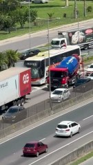 Briga de torcidas organizadas fecha a BR-101 em Itapema