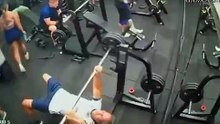 Tragedia en un gimnasio: se le cayó una barra encima y murió