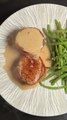 Filet-Mignon au Speck, sauce au poivre et Zharicots verts à l’ail