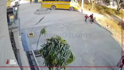 VIDEO: ¡Les pasó encima! Autobús escolar arrolla a dos hermanitas; una fallece en el acto
