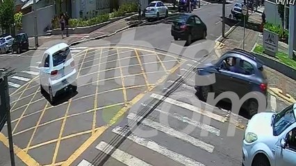 Imagens de câmera registram batida no Centro de Cascavel