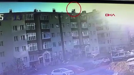 Kahreden görüntü! Çatıdan düşüş anı kamerada