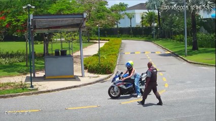 Vídeo! Juliette leva tombo ao andar em moto que ganhou de presente do noivo e brinca: "Queda de aniversário"