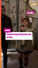 Marine prend le temps pour ses fans à la sortie d'une interview avec Camille Combal