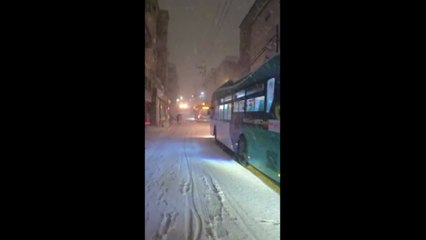 폭설에 버스도 고립..."걸어서 집까지" / YTN