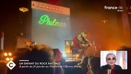 VOICI - "C'est une expérience nouvelle pour moi !" : Philippe Manœuvre sur scène pour la première fois, cette anecdote hilarante survenue lors de son spectacle (ZAPTV)