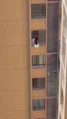 La fuga viral de una amante de un piso en la 13ª planta de un edificio: secuencia de película