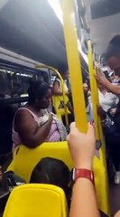 Idosa defeca em ônibus e joga fezes em passageiros após ser confrontada