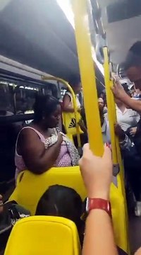 Idosa defeca em ônibus e joga fezes em passageiros após ser confrontada