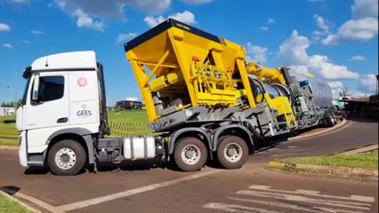 Caminhão-tanque é destombado e trânsito é liberado no Trevo do Guarujá