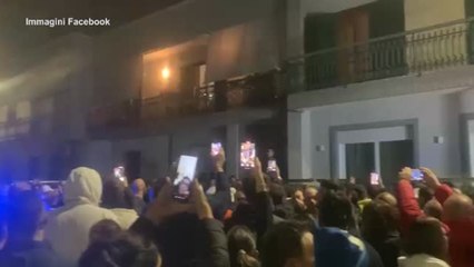 Tatiana Tramacere, folla e momenti di tensione davanti all'abitazione di Dragos Gheormescu