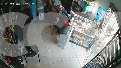 Criminosos armados assaltam loja de eletrônicos em Cascavel; Veja o vídeo