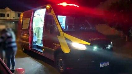 Jovem de 21 anos sofre grave acidente após cair de carro em movimento em Cascavel