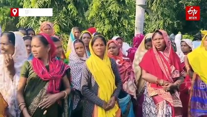 बैकुंठपुर में रेत खदान को लेकर ग्रामीणों ने खोला मोर्चा, कहा- पूरा रेत ले जाएंगे तो हम कैसे घर बनाएंगे