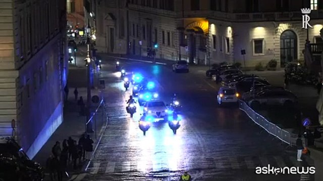 Milano-Cortina 2026, la fiamma olimpica arriva al Quirinale: Mattarella accoglie Paolini