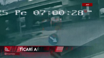 Antalya'da hafif ticari araç yayaya çarptı o anlar kamerada