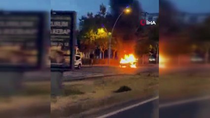Diyarbakır'da seyir halindeki otomobil alev aldı