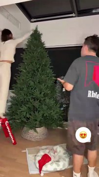 Παντέλη - Μαραμβελιωτάκης: Στόλισαν το χριστουγεννιάτικο δέντρο με τον γιο τους στο πλευρό τους - Βίντεο