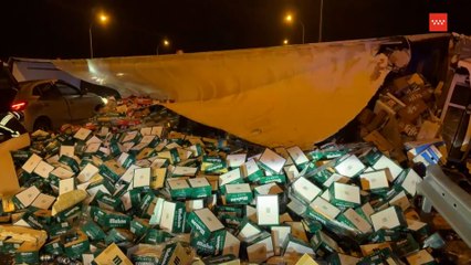 Un camión vuelca en Madrid y deja 20 toneladas de cervezas Mahou esparcidas en la carretera