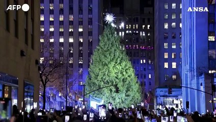 New York, acceso l'albero di Natale al Rockefeller Center