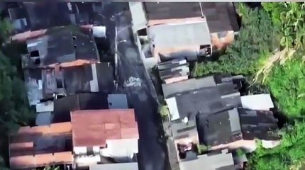 Assista ao momento em que drone da PM flagra criminosos montando barricadas em bairro de Salvador; assista