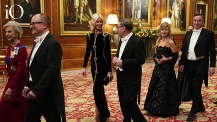 Claudia Schiffer cattura Windsor con velluto nero e pietre preziose