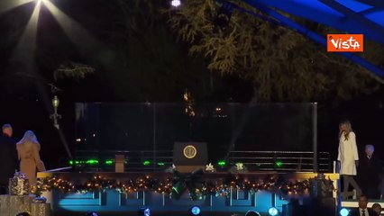 Trump e Melania accendono l'albero di Natale di Washington